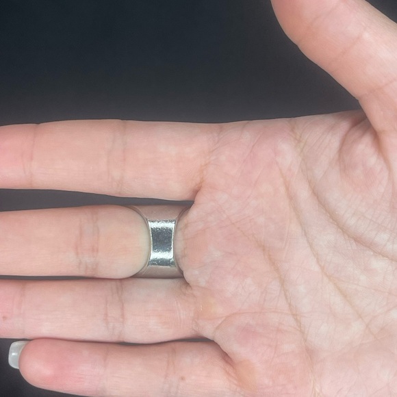 Elegant Silver and pearl Ring - Picture 2 of 3